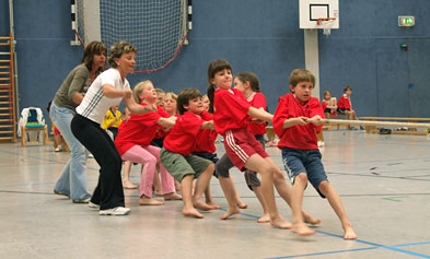 Foto: Tauziehende Kinder