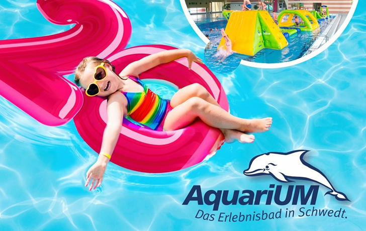 Grafik: Fotomontage Mädchen auf einem Schwimmring in Form einer pinken 20 und das Logo