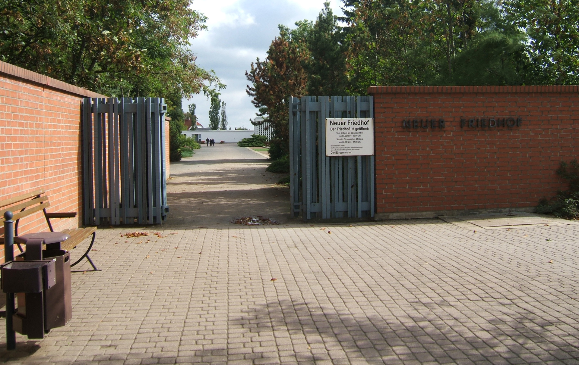 Foto: geöffneter Eingang mit Blick auf das Verwaltungsgebäude
