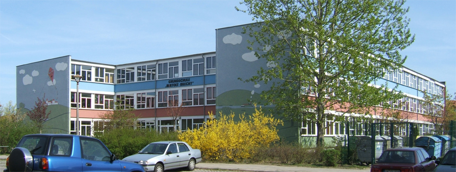 Foto: Schulgebäude mit 2 Wandbildern