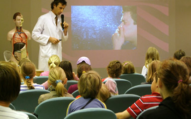 Foto: Kinder lauschen dem Vortrag eines Arztes