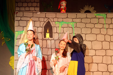Foto: Theaterszene mit 2 Burgfräuleins, einem Ritter und einer Kasperpuppe