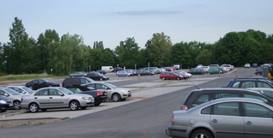 Foto: Parkplatz mit mehreren Pkws