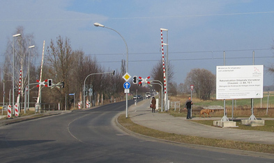 Foto: Bahnübergang Vierradener Chaussee mit Bauschild