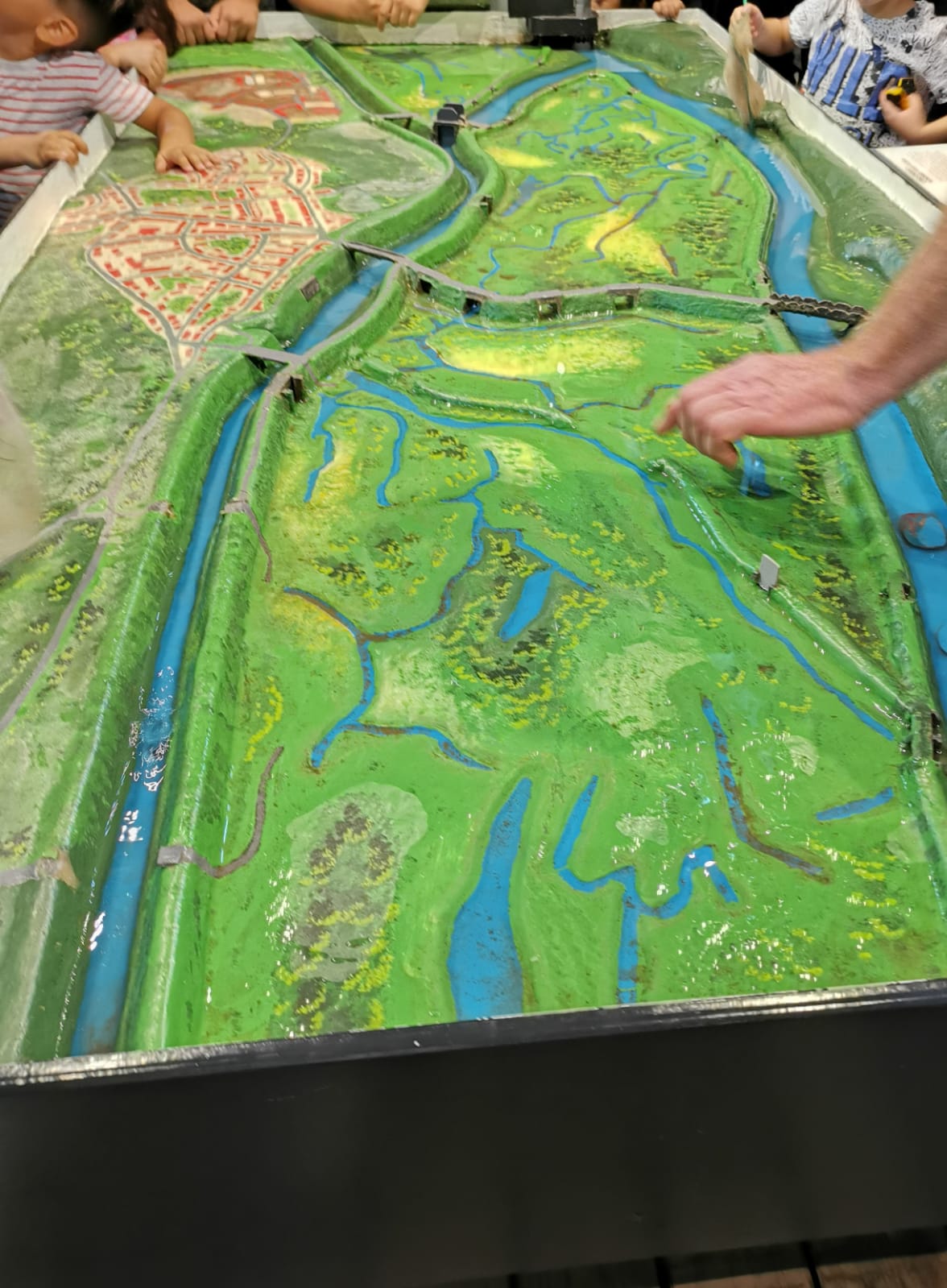 Foto: Hand zeigt auf das Modell der Landschaft unteres Odertal