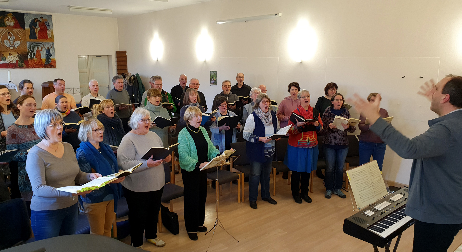 Foto: Sängerinnen und Sänger werden dirigiert