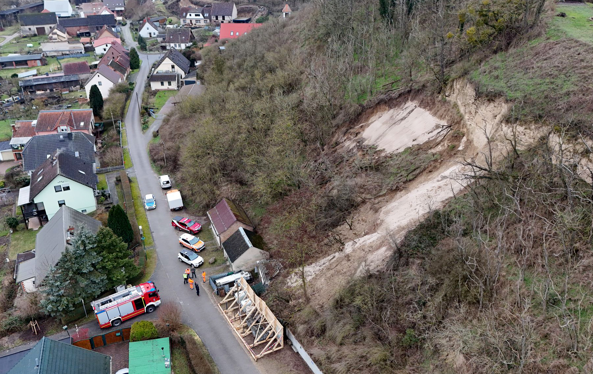 Drohnenaufnahme mit Blick auf Hang und die Sicherung an der Straße