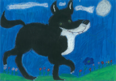 Bild zeigt einen schwarzen Wolf vor blauem Himmel.
