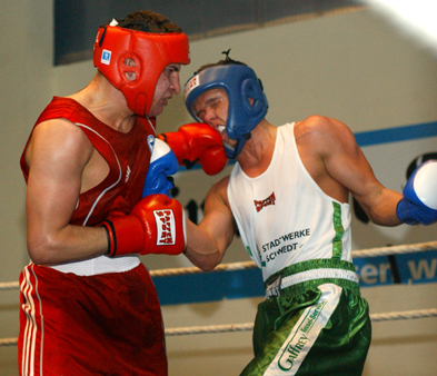 Foto: 2 Boxer in Aktion während eines Wettkampfes