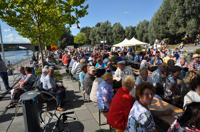 Foto: Besucher sitzen an Biertischen am Bollwerk