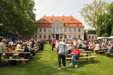 Foto: gemeinsames Essen vor dem Schloss Criewen