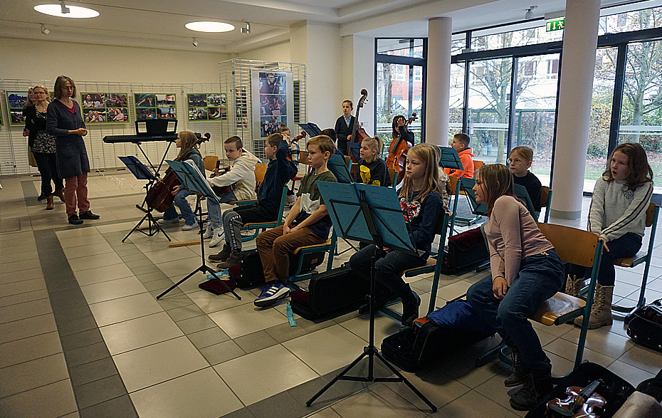 Foto: Flaggenhissung 24.11.2023 Streicherklasse der Grundschule Astrid Lindgren