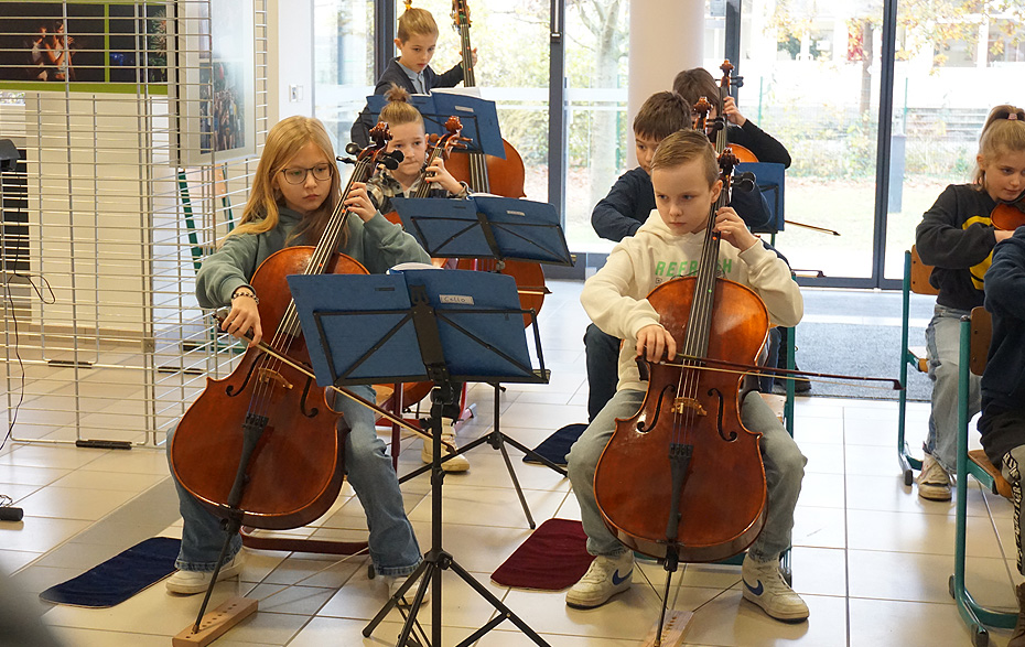 Foto: Flaggenhissung 24.11.2023 Streicherklasse der Grundschule Astrid Lindgren