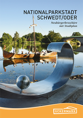 Das Titelbild zeigt eine Skulptur am Wasser mit einem Slawenboot und einer steinernen Brücke im Hintergrund.
