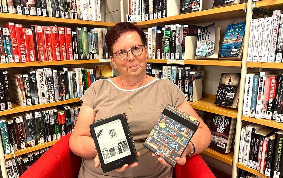 Foto: Frau Günther mit eBook-Reader