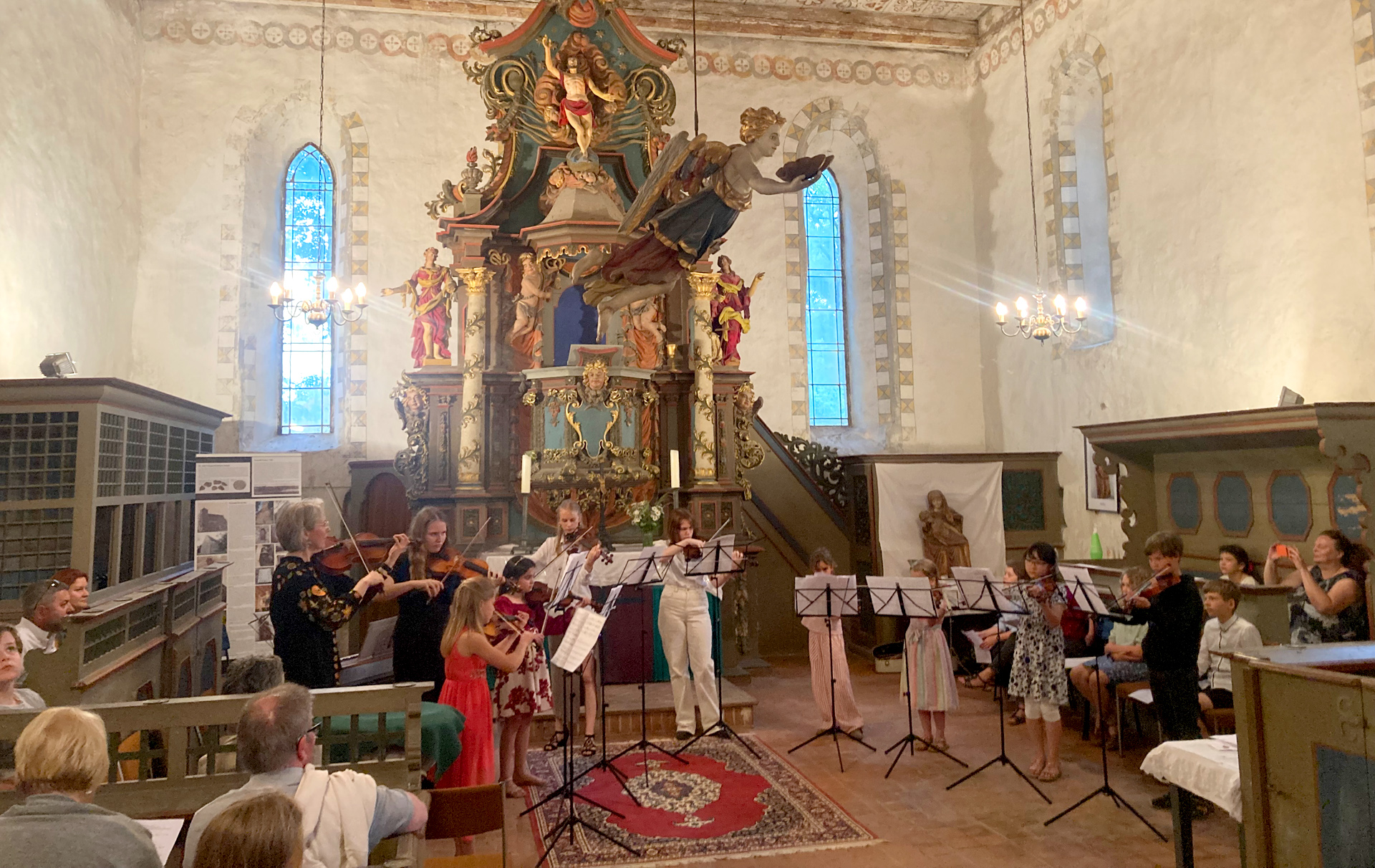 Foto: junge Musizierende in der Kirche
