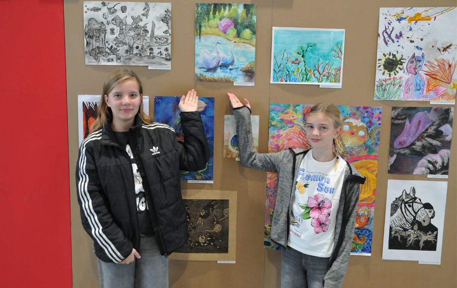 Foto: Jona Lenk und Levke Sasse von der Kinderjury vor dem Preisträgerbild Publikumspreis Foto: Jona Lenk und Levke Sasse von der Kinderjury vor dem Preisträgerbild Publikumspreis