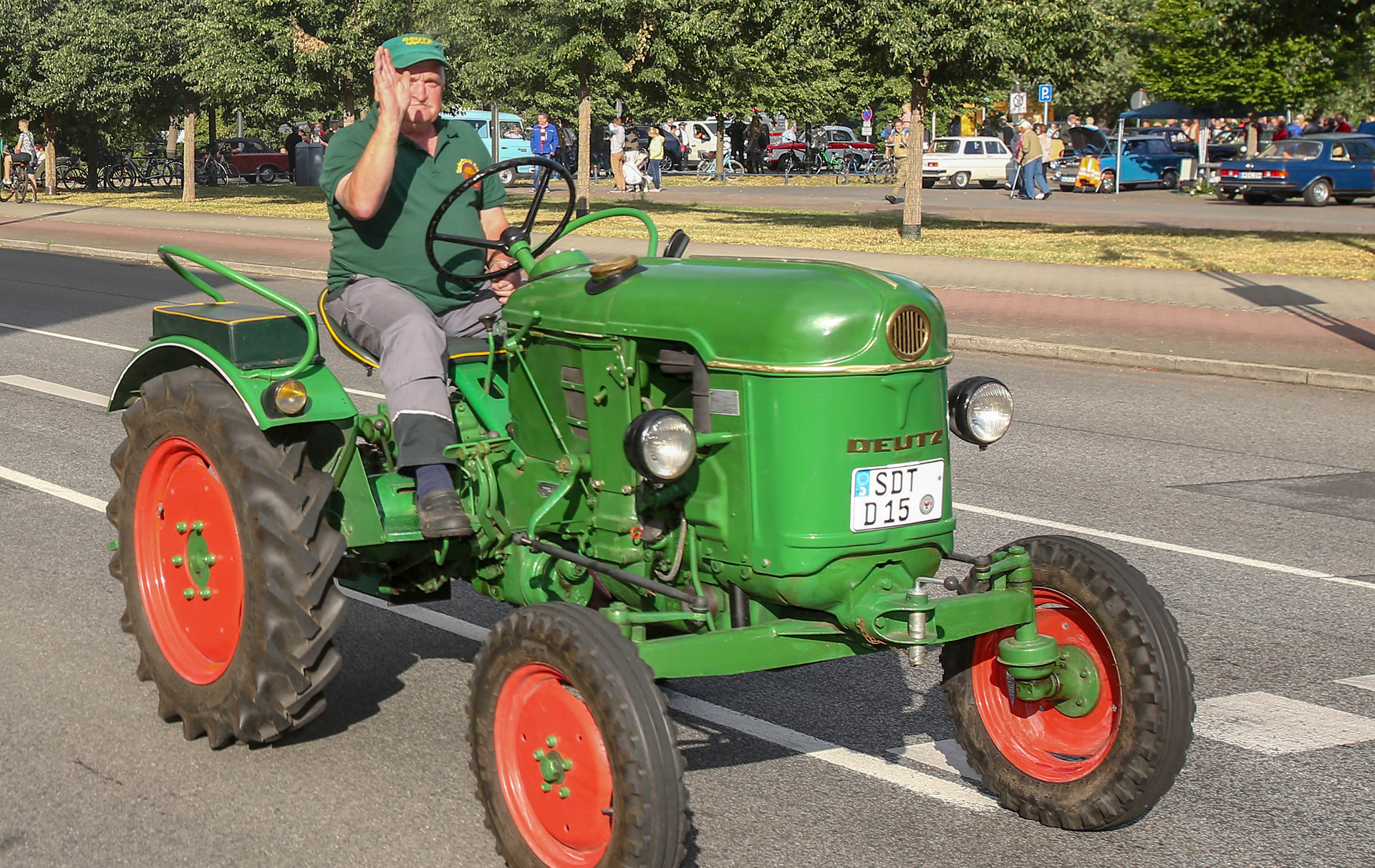Foto: grüner Traktor mit roten Felgen