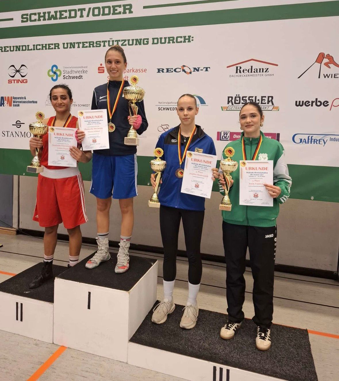 Foto: Siegerpodest mit 4 Frauen