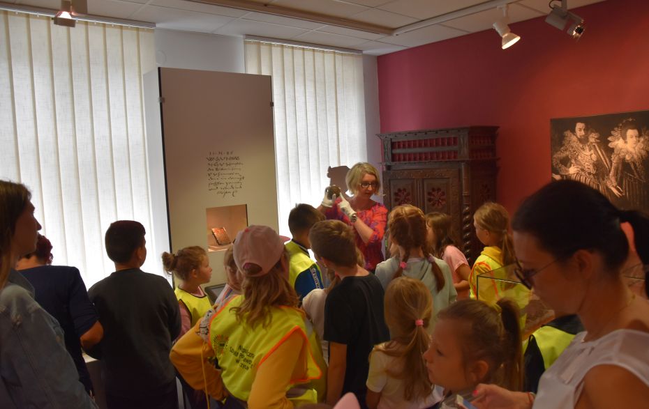 Kinder schauen sich die Ausstellung an