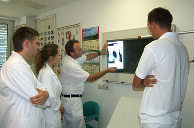 Foto: Arzt und Studenten mit einer Röntgenaufnahme