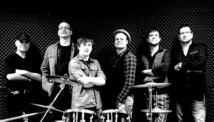Gruppenfoto mit 6 Musikern in Schwarz-Weiß