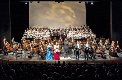 Foto: Orchester, Chor und Solisten auf der Bühne