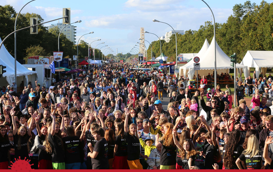 Foto: Massen auf der Lindenallee