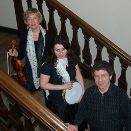 Foto: Drei Musiker auf einer Treppe