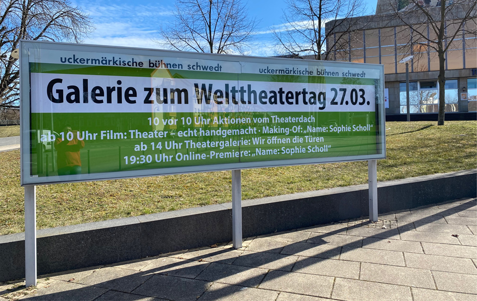 Foto: Werbetafel auf dem Theatervorplatz wirbt für den Welttheatertag