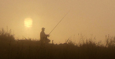 Foto: Angler an der Oder im Gegenlicht der Morgensonne