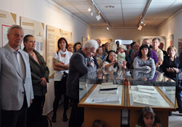 Foto: Besucher in den Museumsräumen