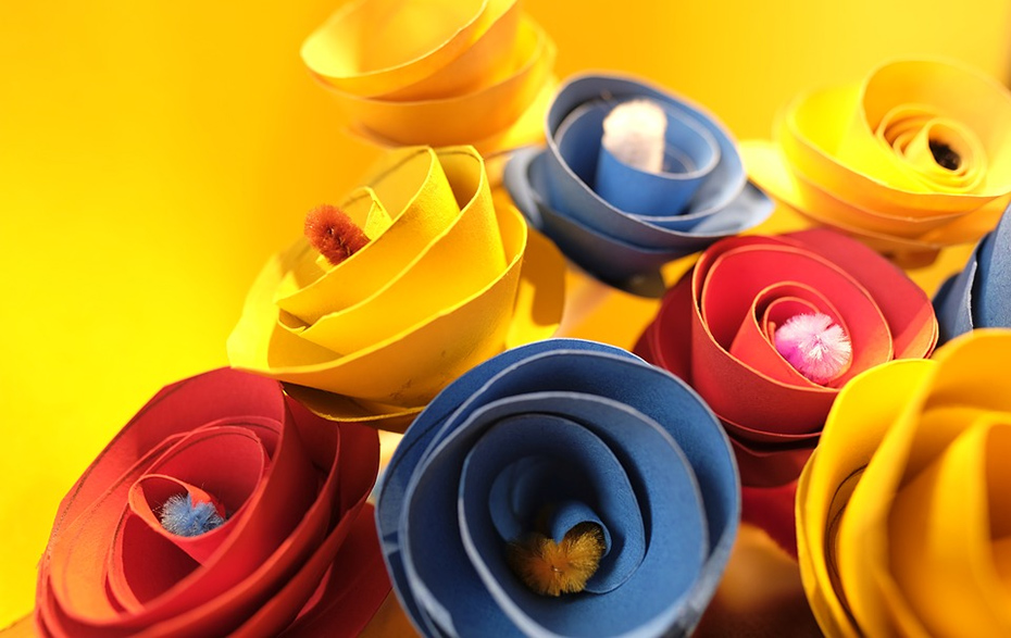 Foto: gelbe, blaue und rote Papierblüten