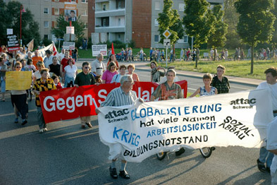 Foto: Demonstranten mit Transparenten gegen Arbeitslosigkeit, Sozialabbau, Bildungsnotstand und Krieg