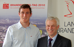 Foto: Brendel und Polzehl vor dem Werbebanner