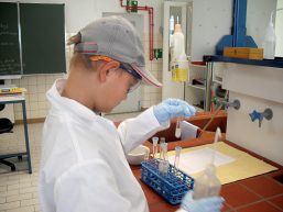 Foto: Schüler bei einem Experiment im Chemielabor