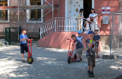 Foto: spielende Kinder vor dem Schuleingang