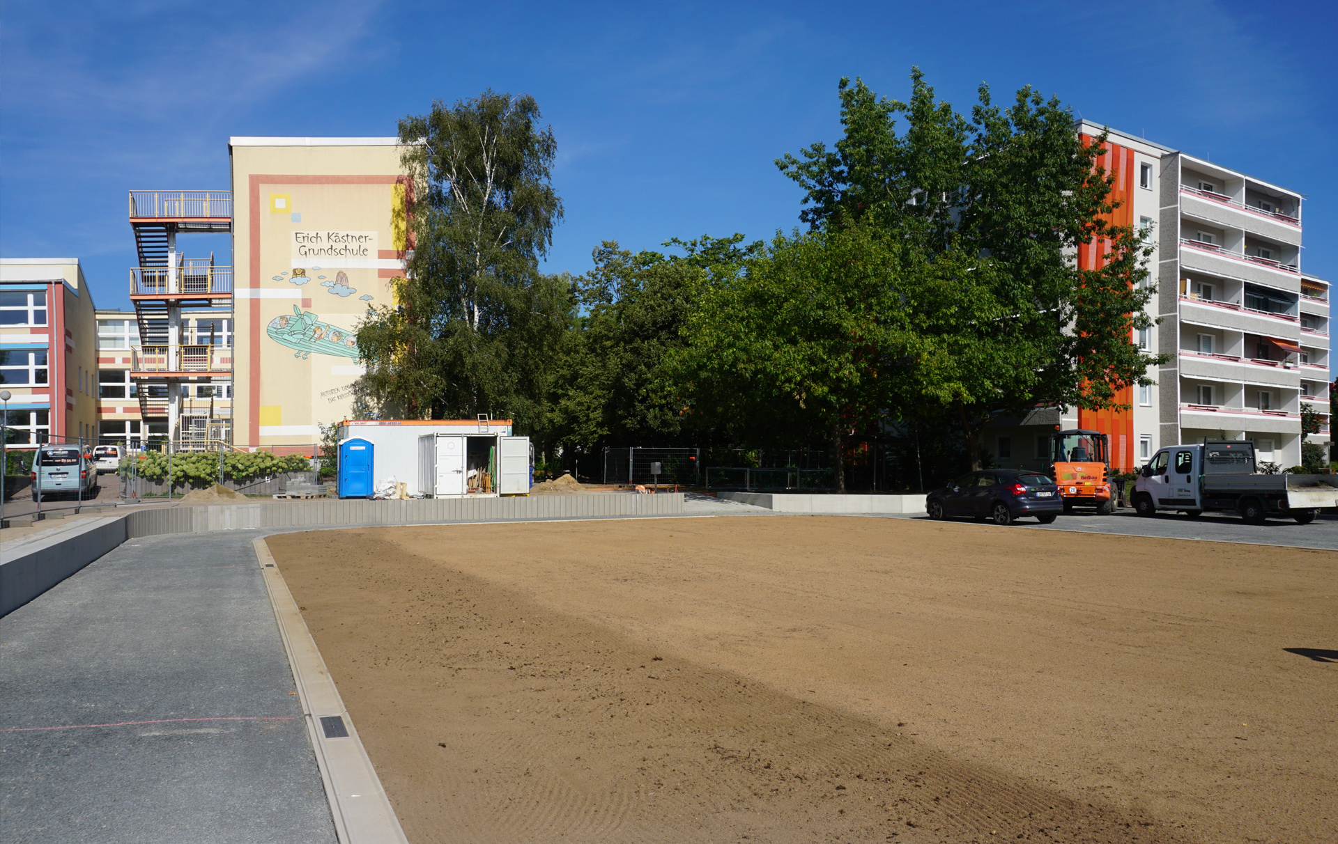 Foto: Sportplatz-Baustelle vor der Schule