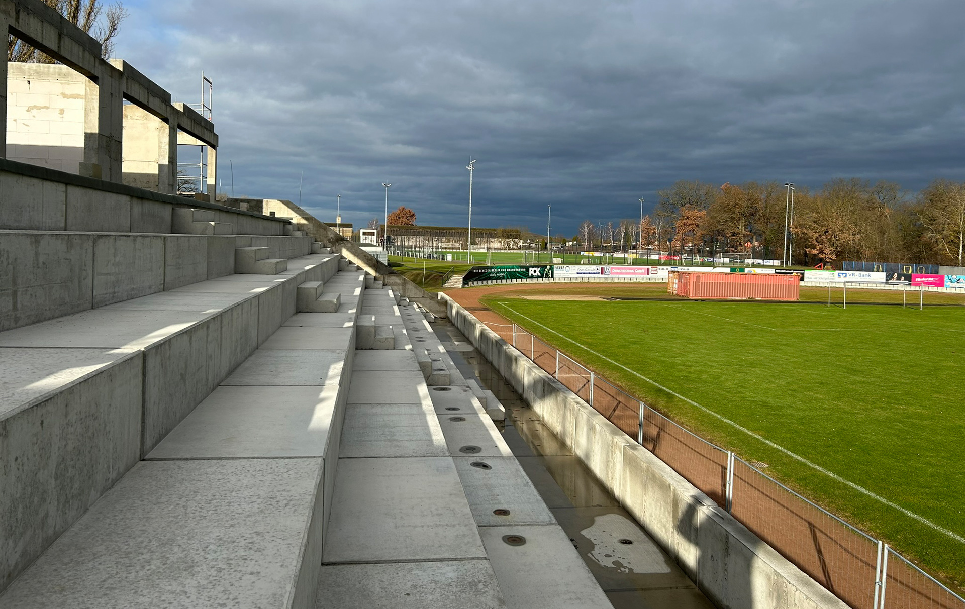 Foto: Rohbau der Tribüne am Sportplatz