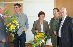 Foto: 5 Personen bei Preisübergabe 2011