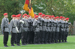 Foto: Aufstellung der Rekruten fürs Gelöbnis