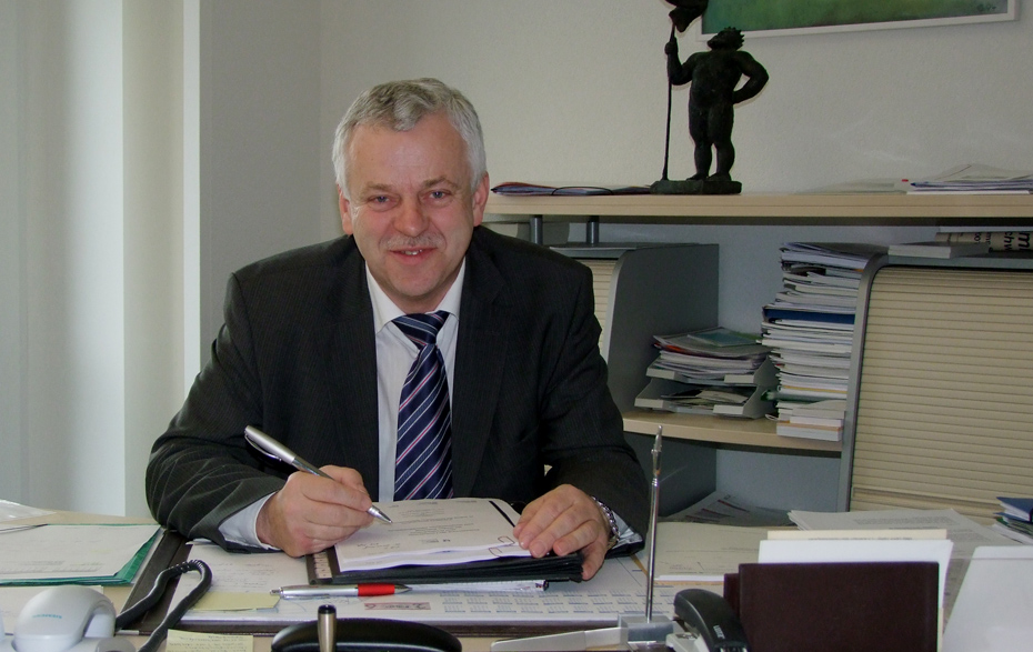 Foto: Bürgermeister Jürgen Polzehl sitzend am Schreibtisch