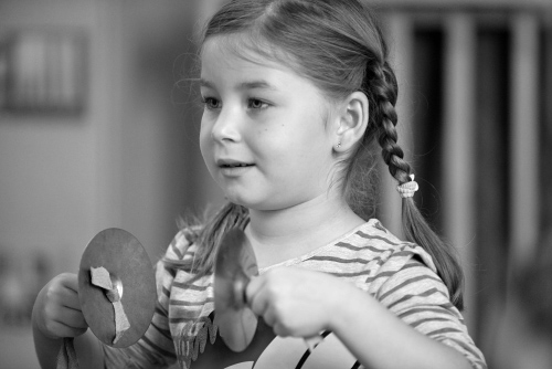 Porträtfoto: Kind mit Musikinstrument