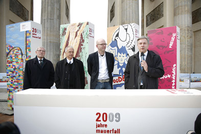 Foto: Michael Weise (Bauträger „Engelgärten“), Dr. Hans-Georg Knopp (Goethe-Institut), Moritz van Dülmen (Geschäftsführer der Kulturprojekte Berlin GmbH) und Klaus Wowereit (Regierender Bürgermeister von Berlin) (v.l.n.r.) 