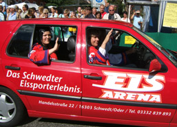 Foto: rotes Auto mit Eisarena-Werbung