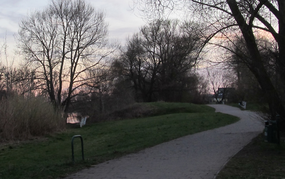Foto: Uferweg im Abendlicht