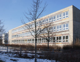 Foto: leeres Schulgebäude