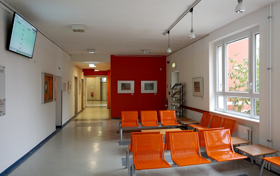 Foto: leerer Wartebereich mit roten Sitzgelegenheiten