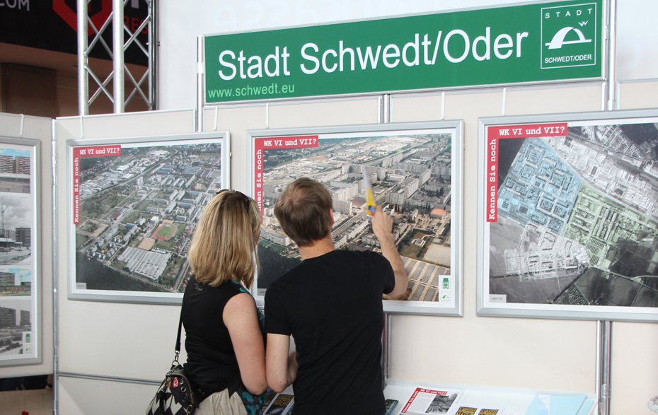 Foto: 2 Besucher beim Betrachten der Ausstellung