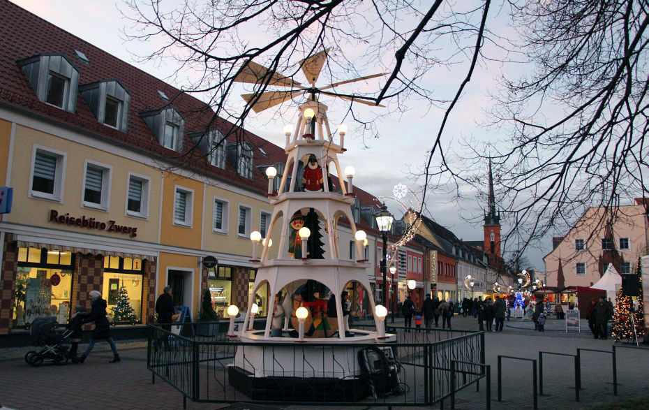 Foto: Vierradener Straße mit Pyramide